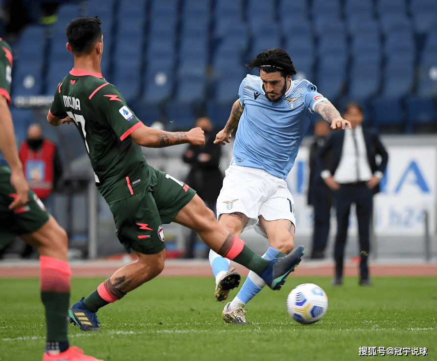 包含萨索洛战术调整引争议，球员纷纷对此发表看法的词条