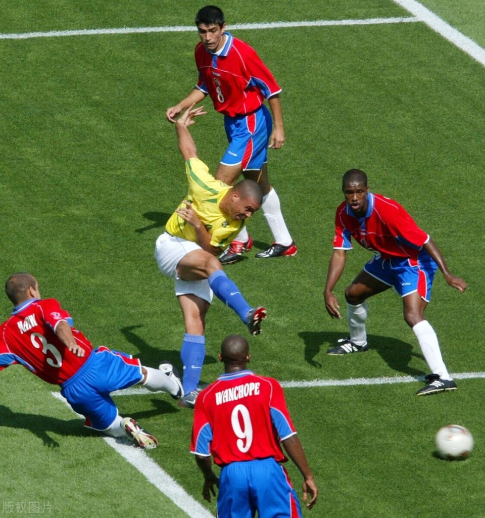 国际足球赛事中激烈的竞争吸引球迷目光的简单介绍 国际足球赛事中激烈的竞争吸引球迷目光的简单介绍