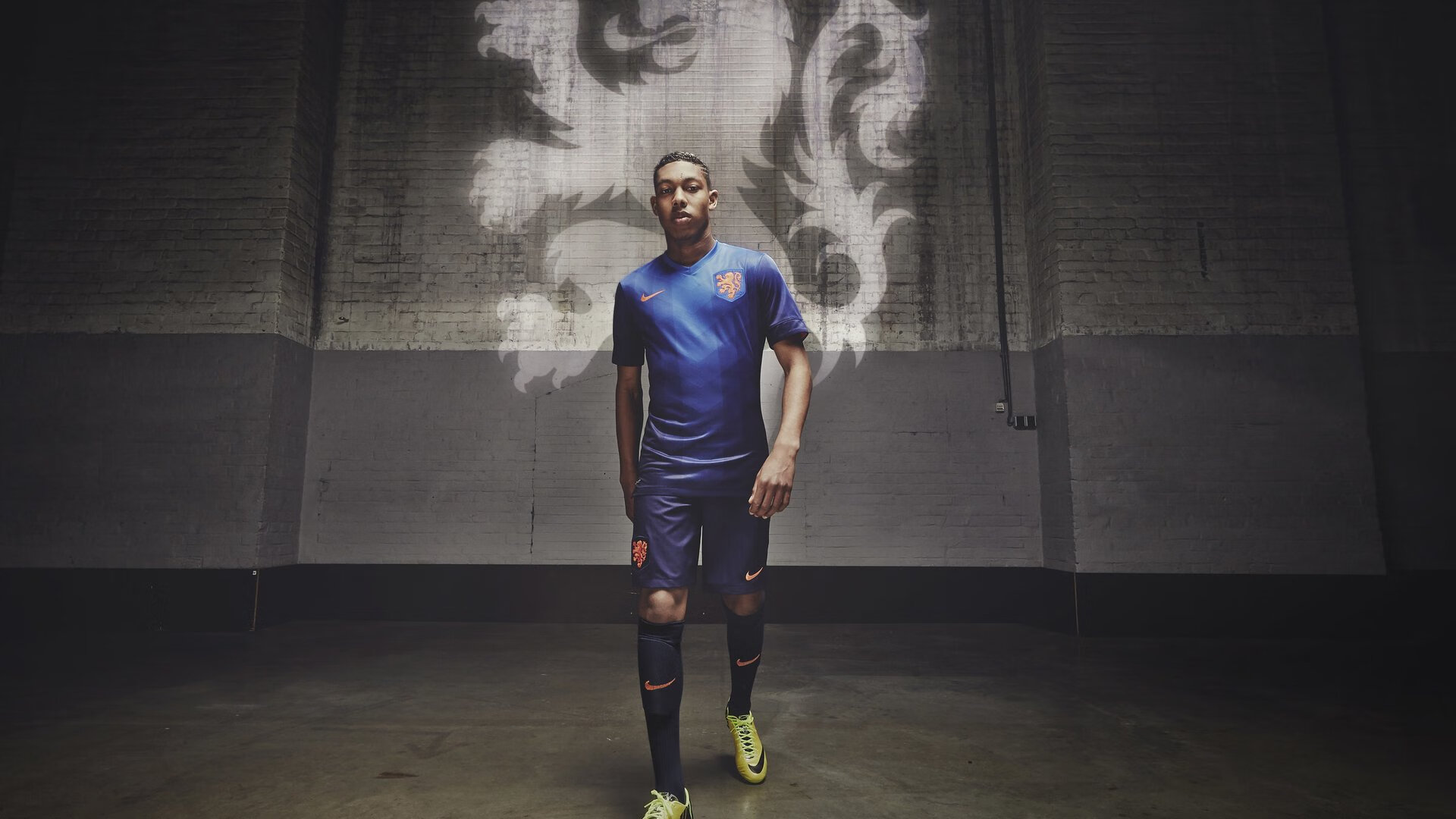 赛道与绿茵场的铁血共振，当维斯塔潘的轮胎咬碎巴林夜色，马竞的肌肉绞碎洪都拉斯幻想