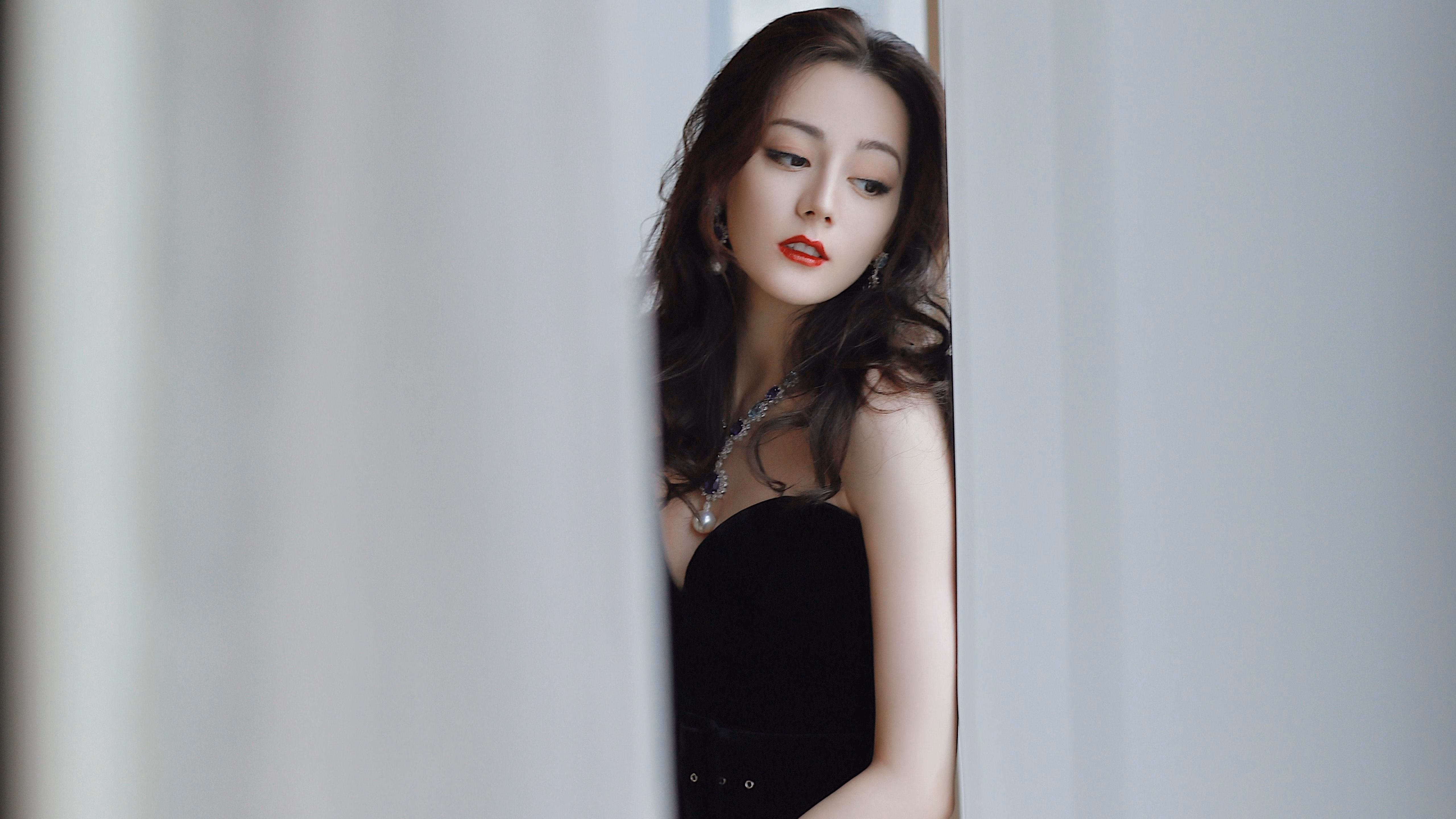 当灯光压境时,他在屏幕里藏了座里程碑