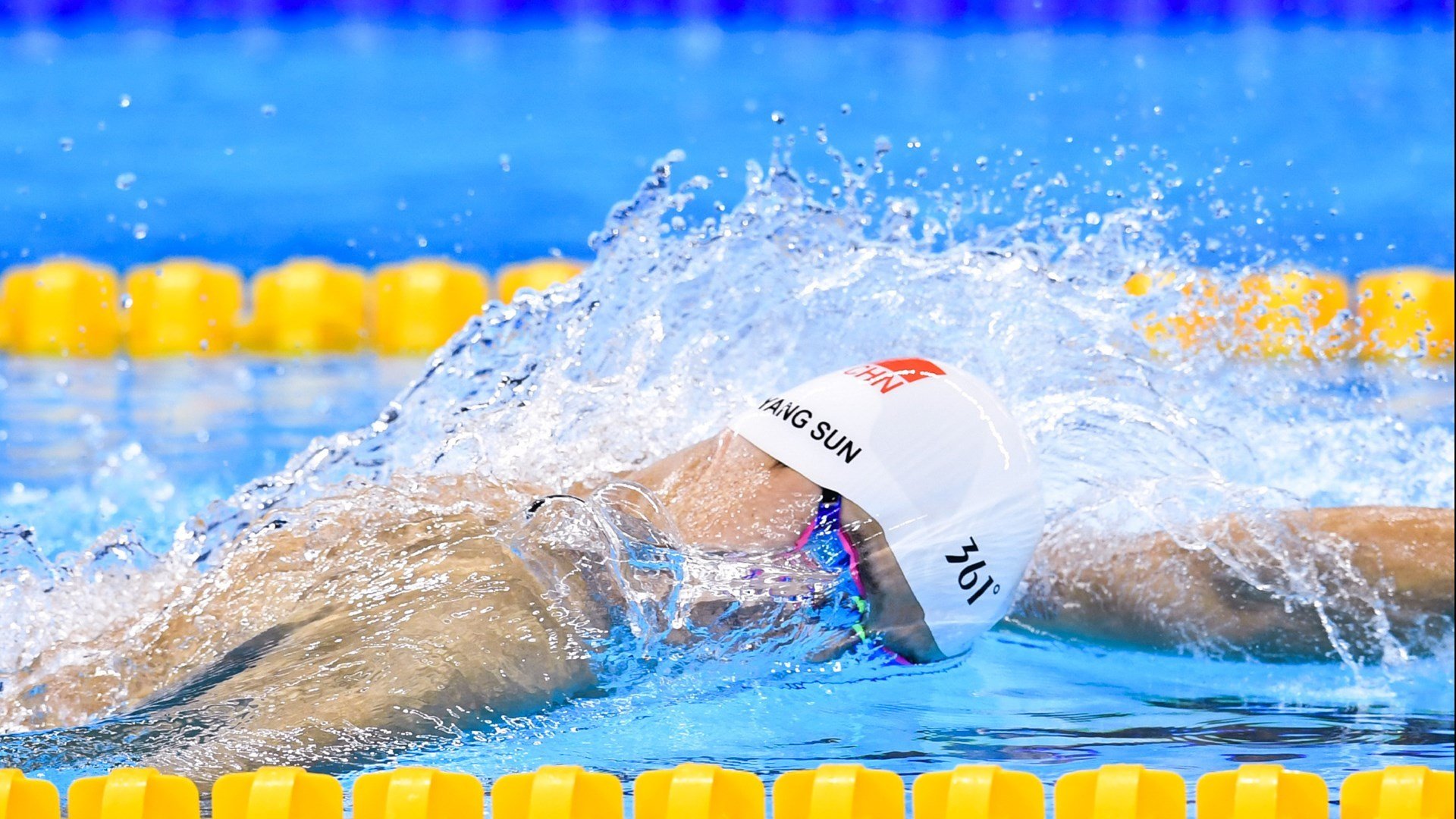 两场无关的胜利,一粒尘埃与一道闪电如何讲述足球的永恒